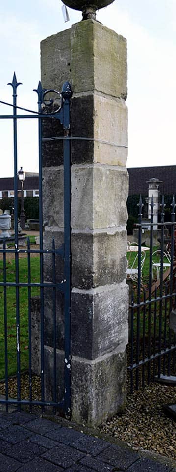 Antieke-zandstenen-poortpalen