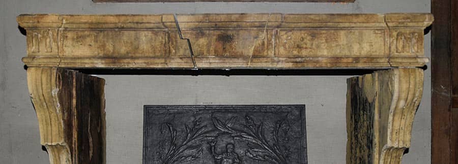 Antieke-zandstenen-voorzetschouw