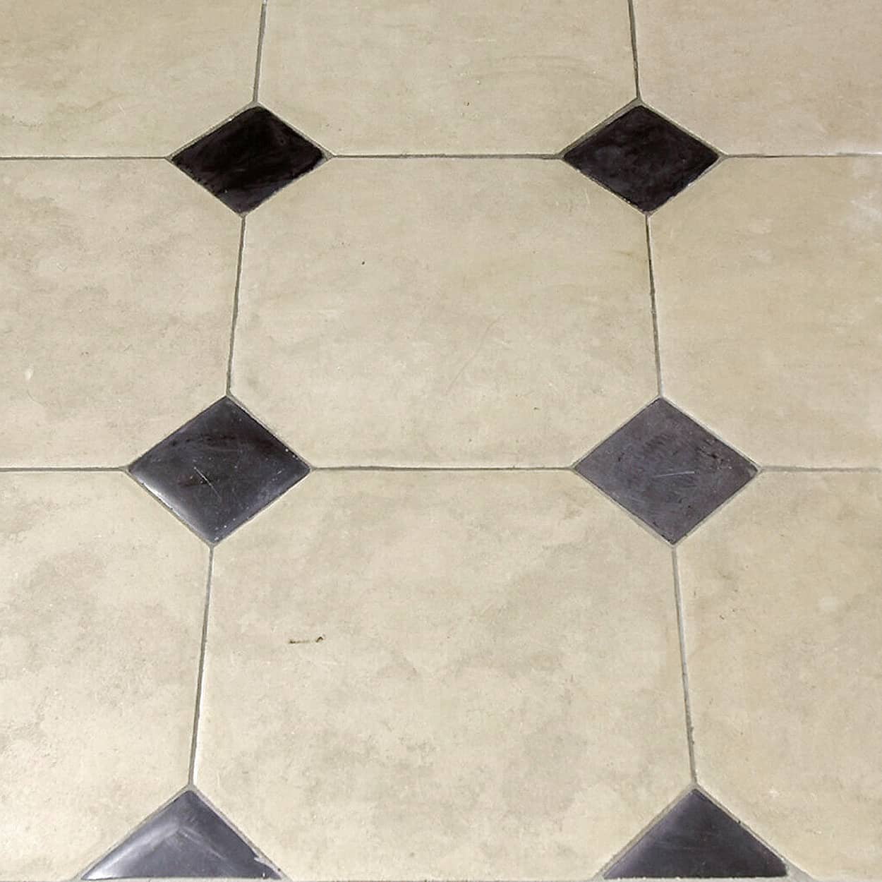 Calcaire-creme-met-zwarte-cabochons