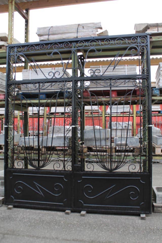 Dubbele-ijzeren-deuren-met-bovenlicht