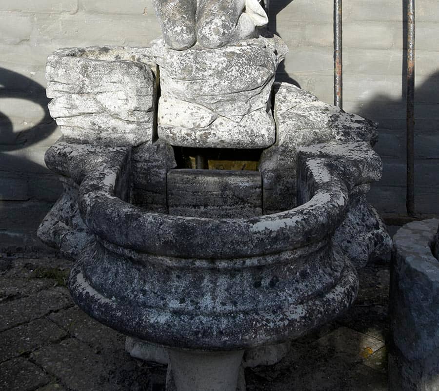 Fontein-vrouw-met-kruik