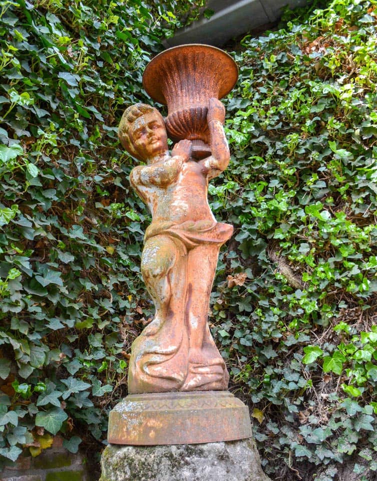 Gietijzeren-beeld-met-oude-sokkel