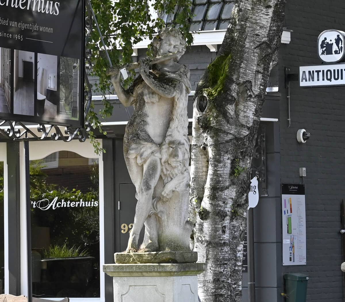 Handgekapt-Italiaans-beeld-met-sokkel