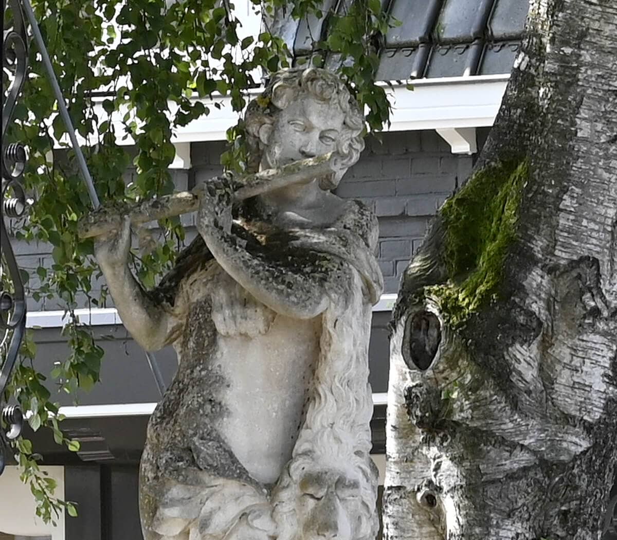 Handgekapt-Italiaans-beeld-met-sokkel