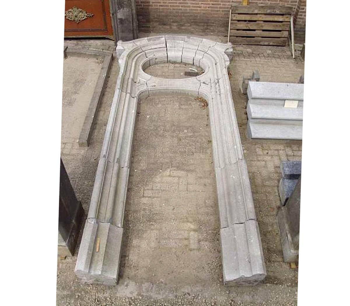 Hardstenen-portiek-met-grenen-deur