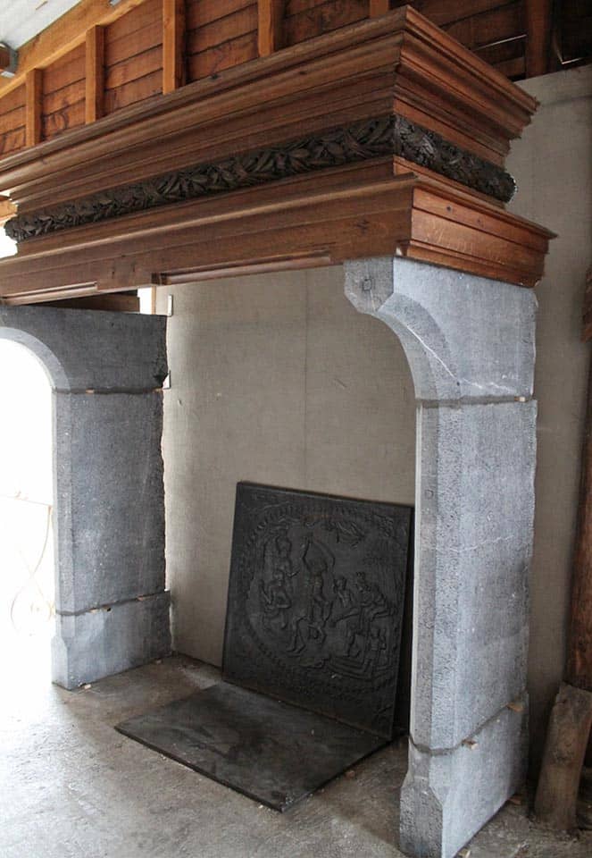 Hardstenen-schouw-met-houten-kap