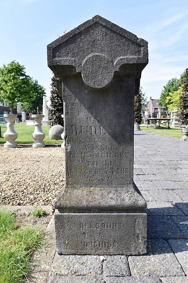 Oude-Harstenen-Palen-4-stuks