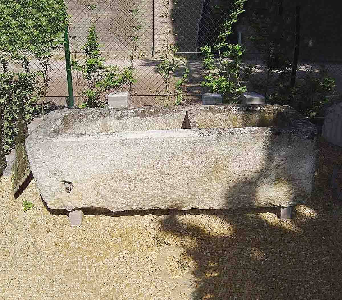 Oude-bak-van-Franse-steen