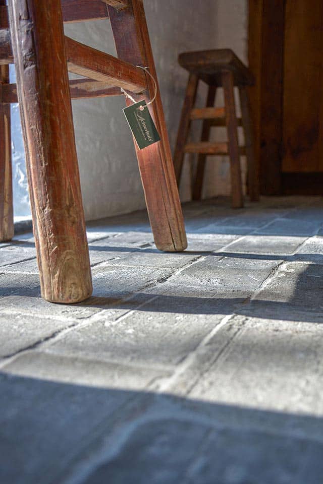 Oude-blauwe-plavuizen-of-parfeuilles