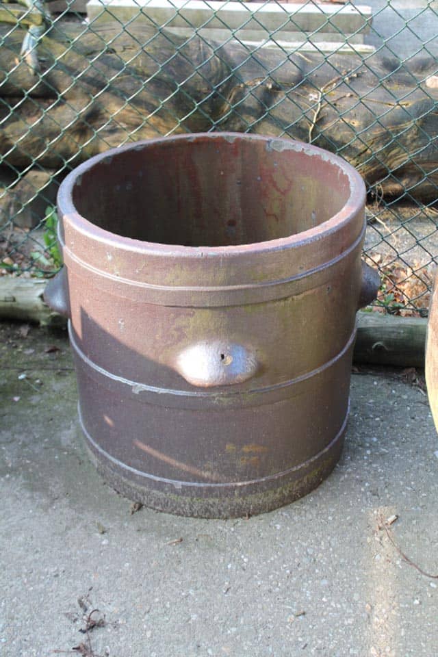 Oude-grote-gebakken-planten-pot