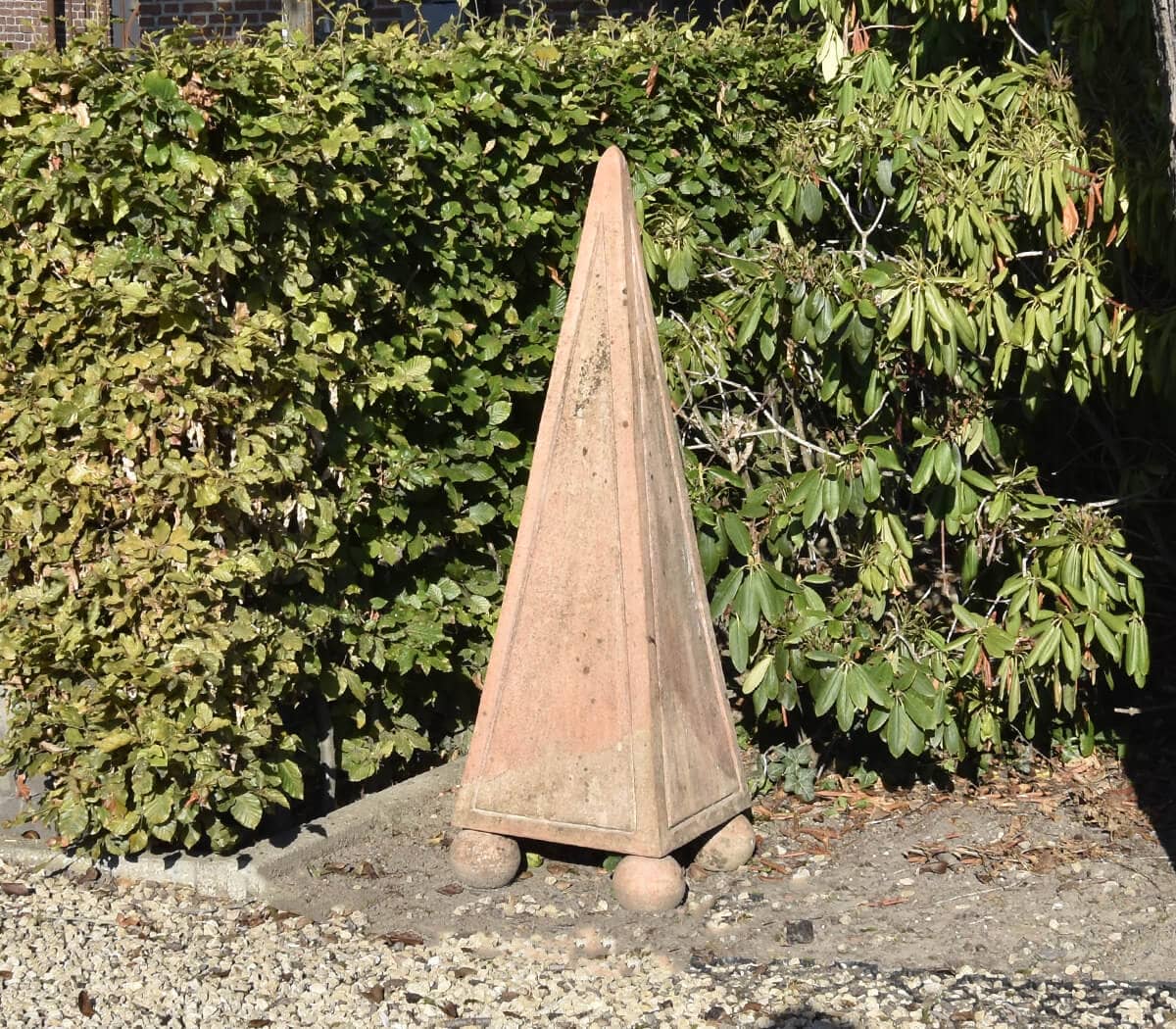 Terracotta-obelisk