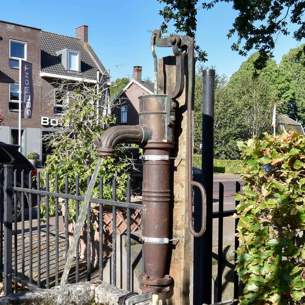 Wastrog-van-zandsteen-met-waterpomp
