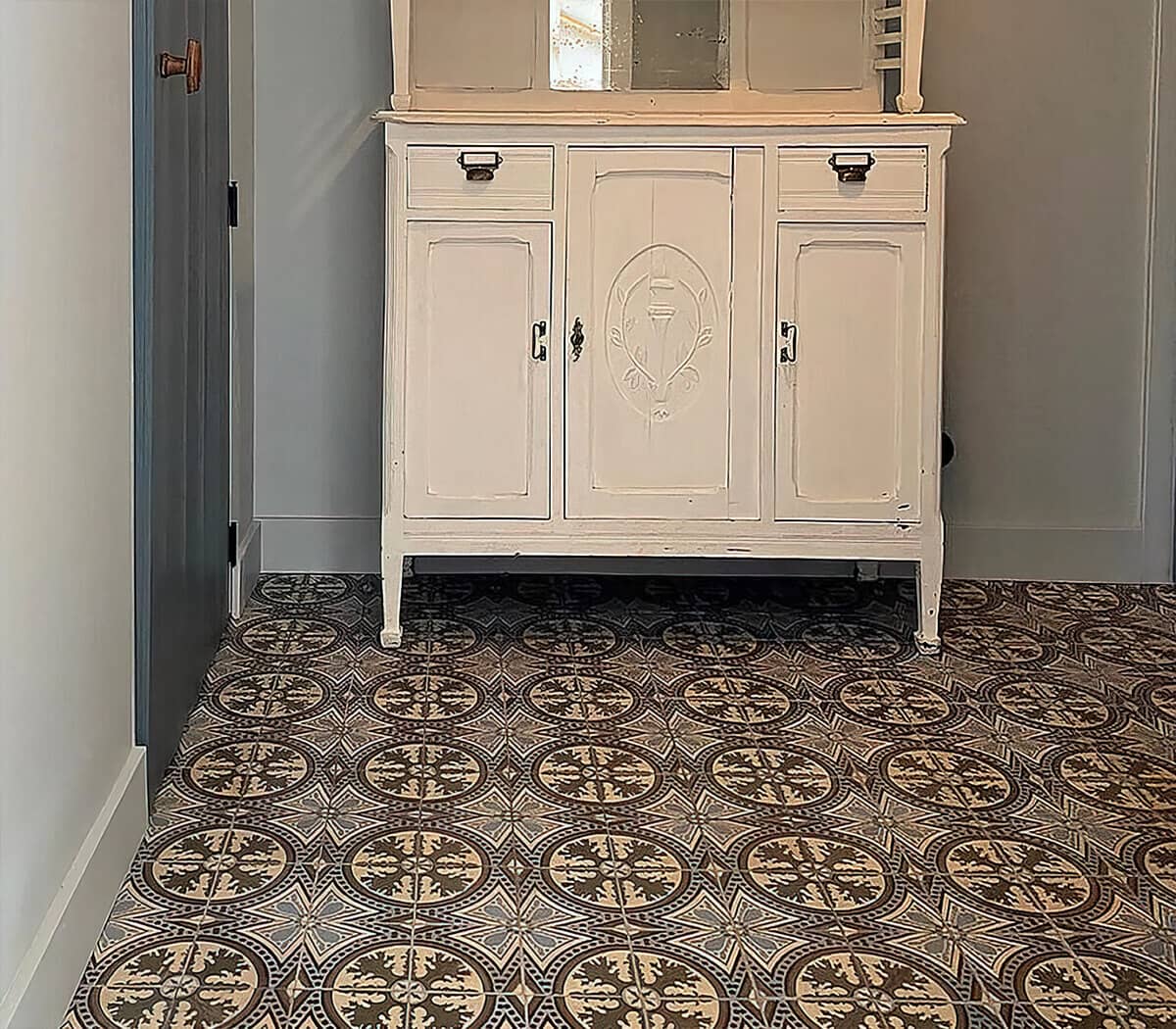 antieke-kast-op-oude-motieftegels