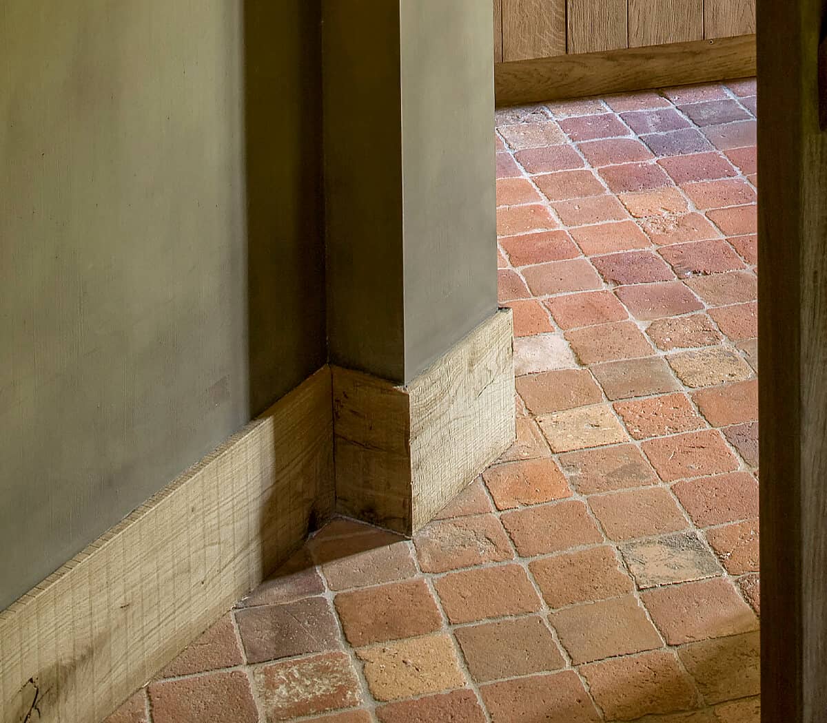 zalm-genuanceerde-antieke-plavuizen-estriken