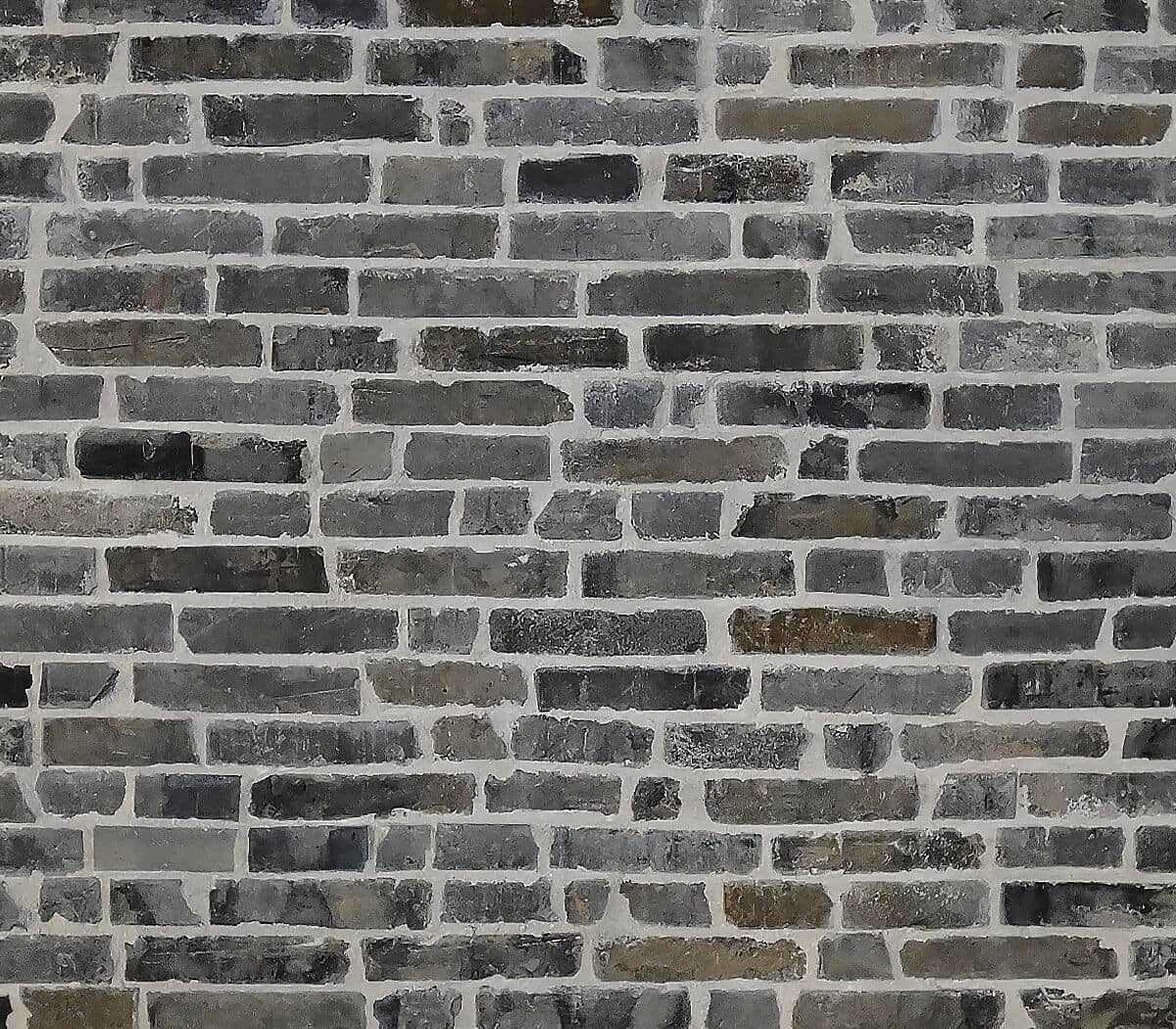 oude-blauwe-waaltjes-tegen-wand-verwerkt