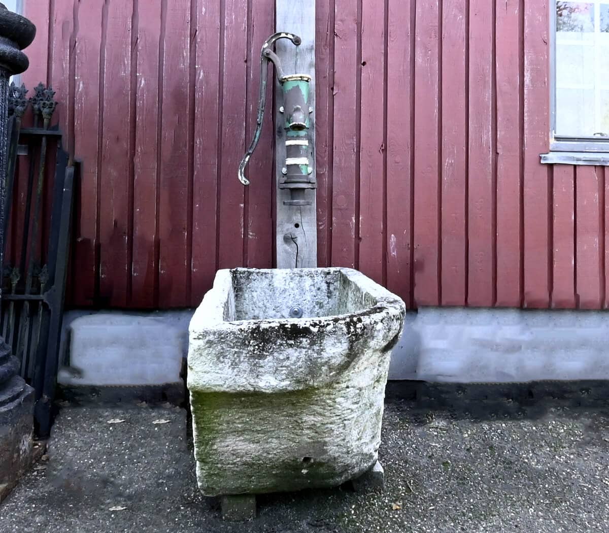 antieke-bak-met-pomp