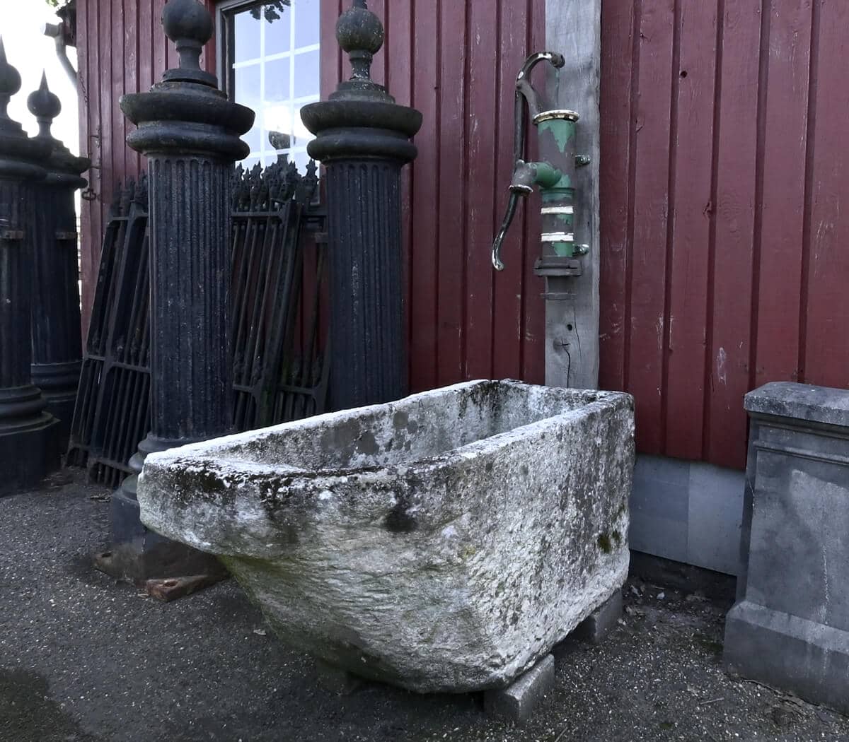 antieke-bak-met-pomp