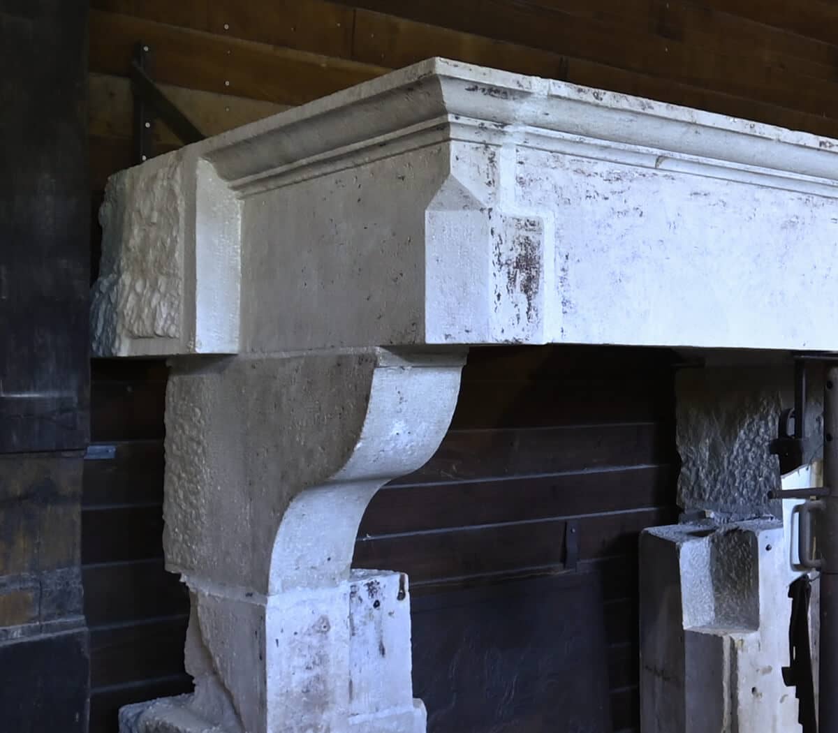 antieke-zandstenen-kasteelschouw