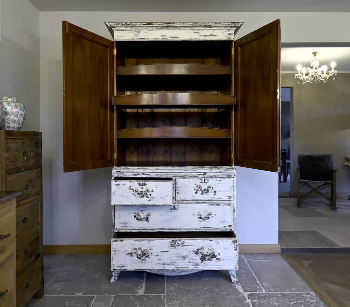 Oude-kast-met-lades-en-deuren