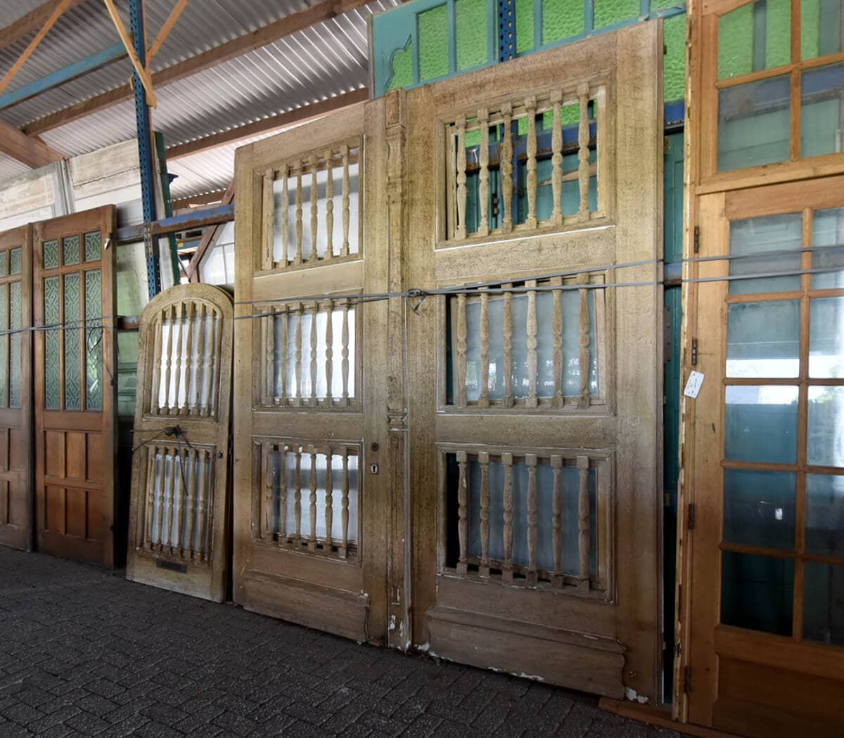 Dubbele-eiken-deuren-met-enkele-deur