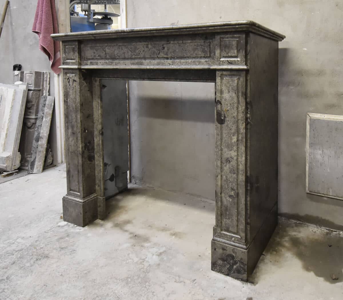 grijs-zwarte-marmeren-ombouwschouw