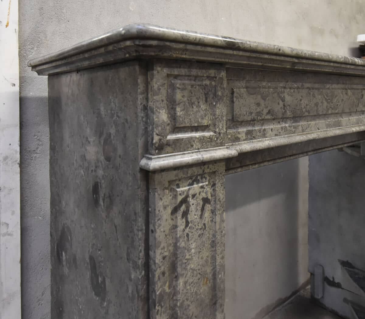 grijs-zwarte-marmeren-ombouwschouw