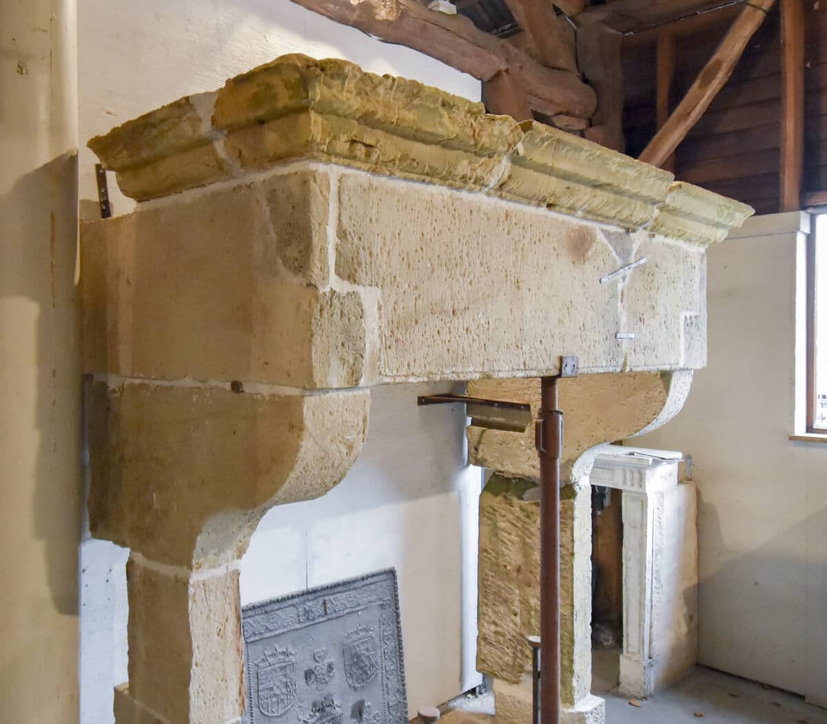 antieke-zandstenen-kasteelschouw