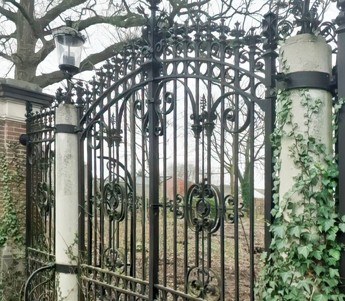 Poort-met-poortpalen-en-lantaarns