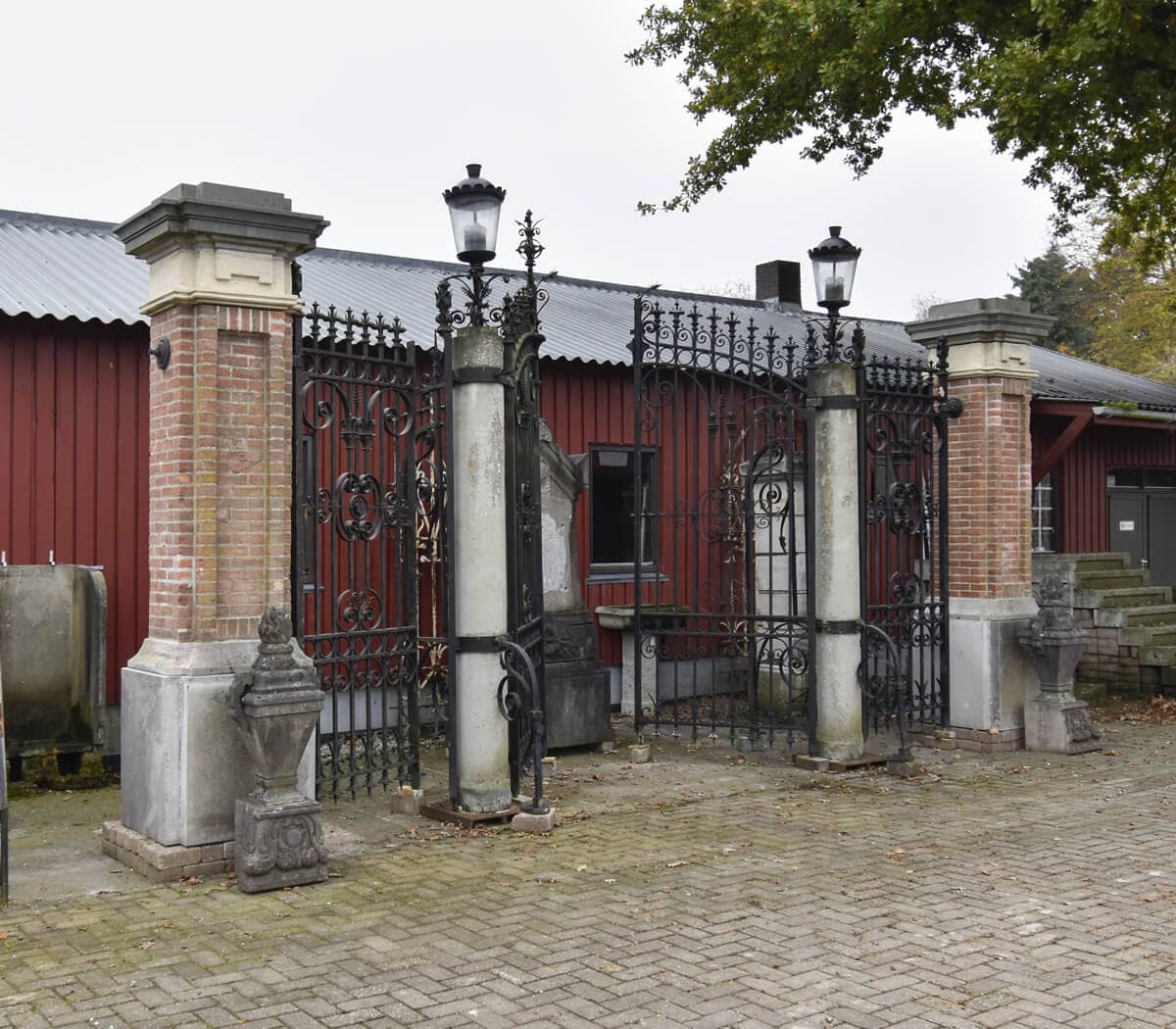 Poort-met-poortpalen-en-lantaarns