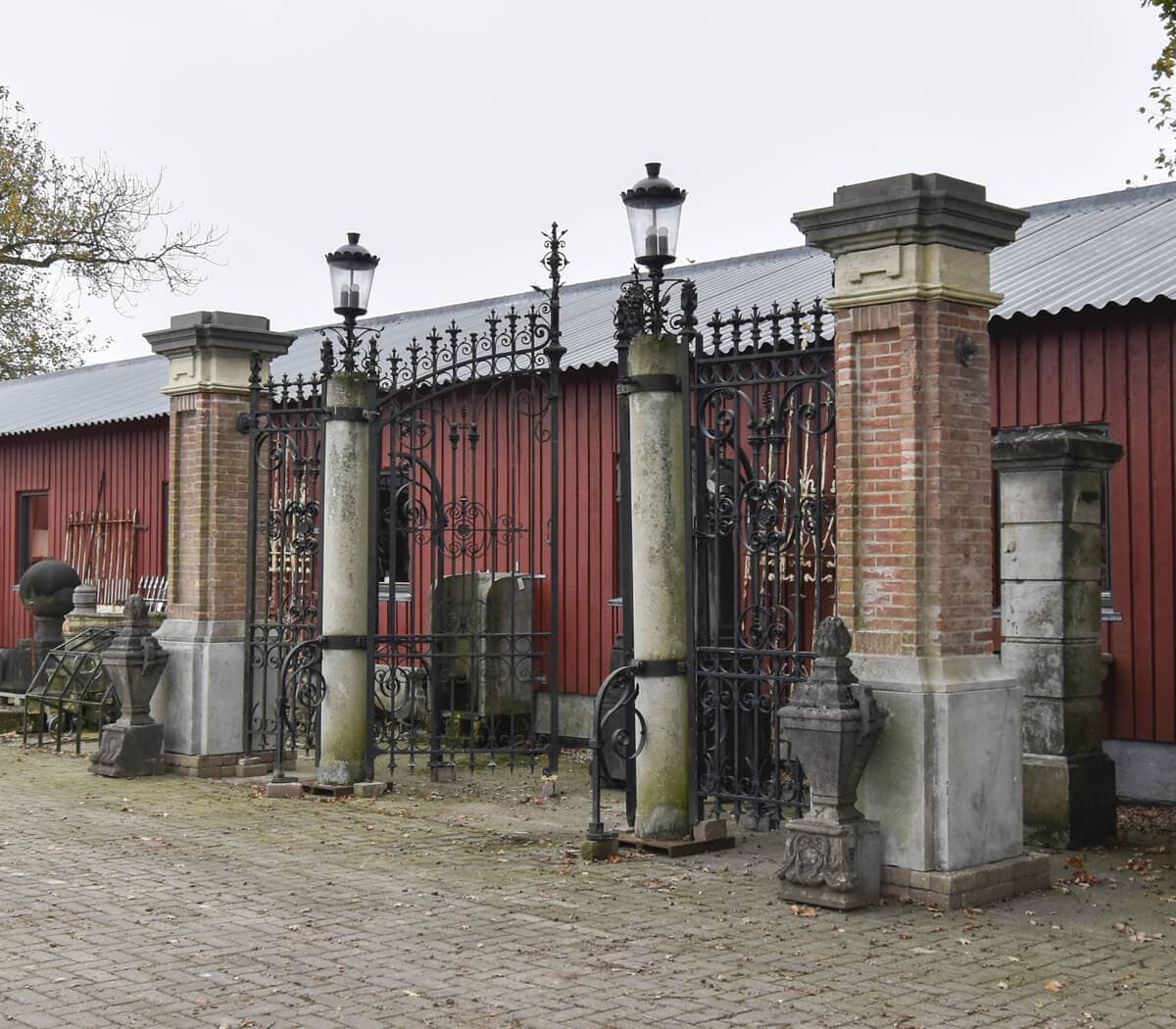 Poort-met-poortpalen-en-lantaarns