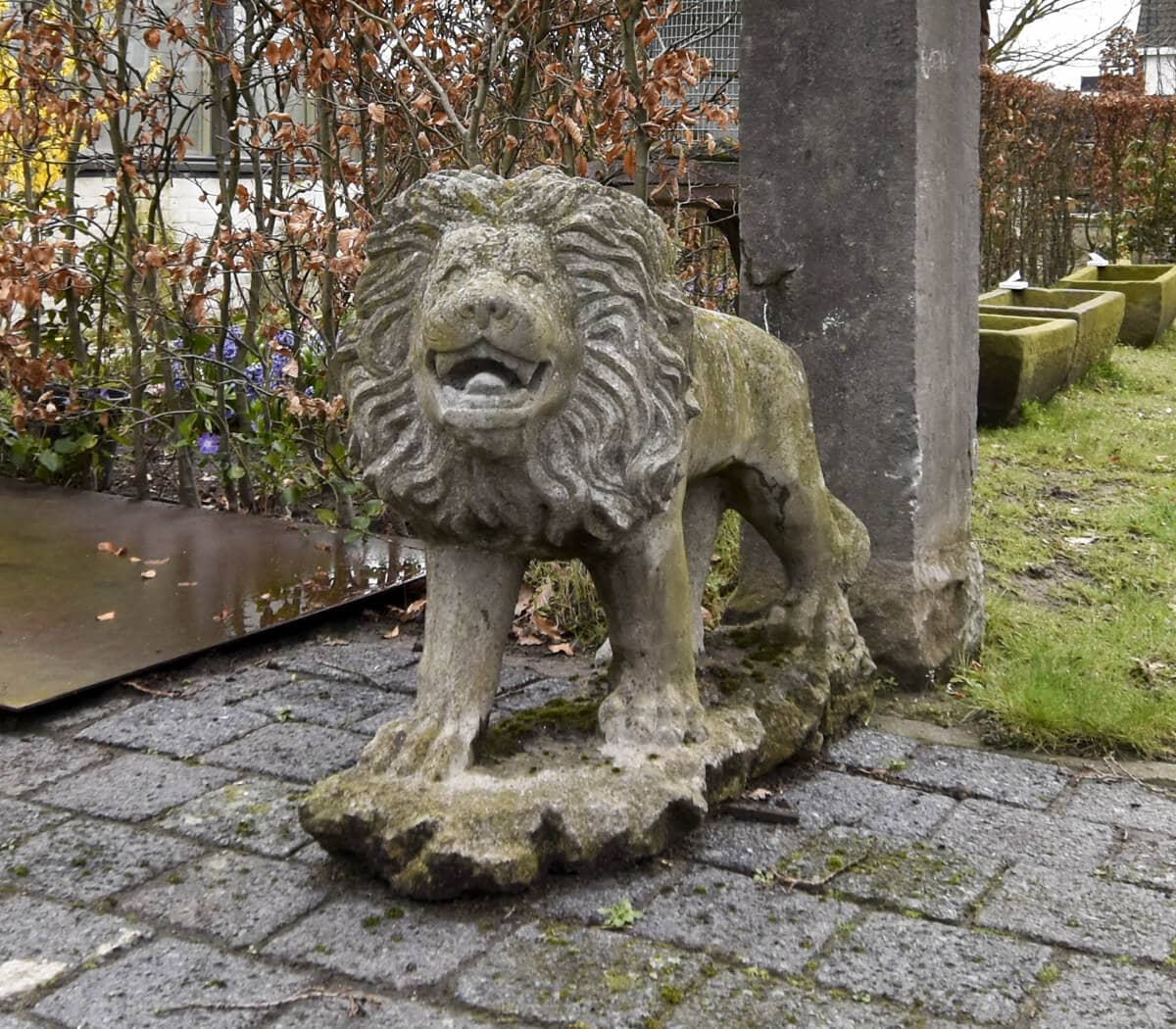 Set-van-twee-stenen-leeuwen