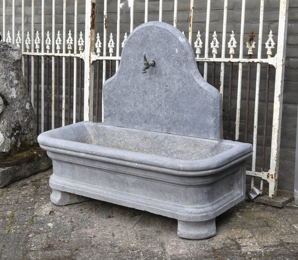 Natuurstenen-wandfontein