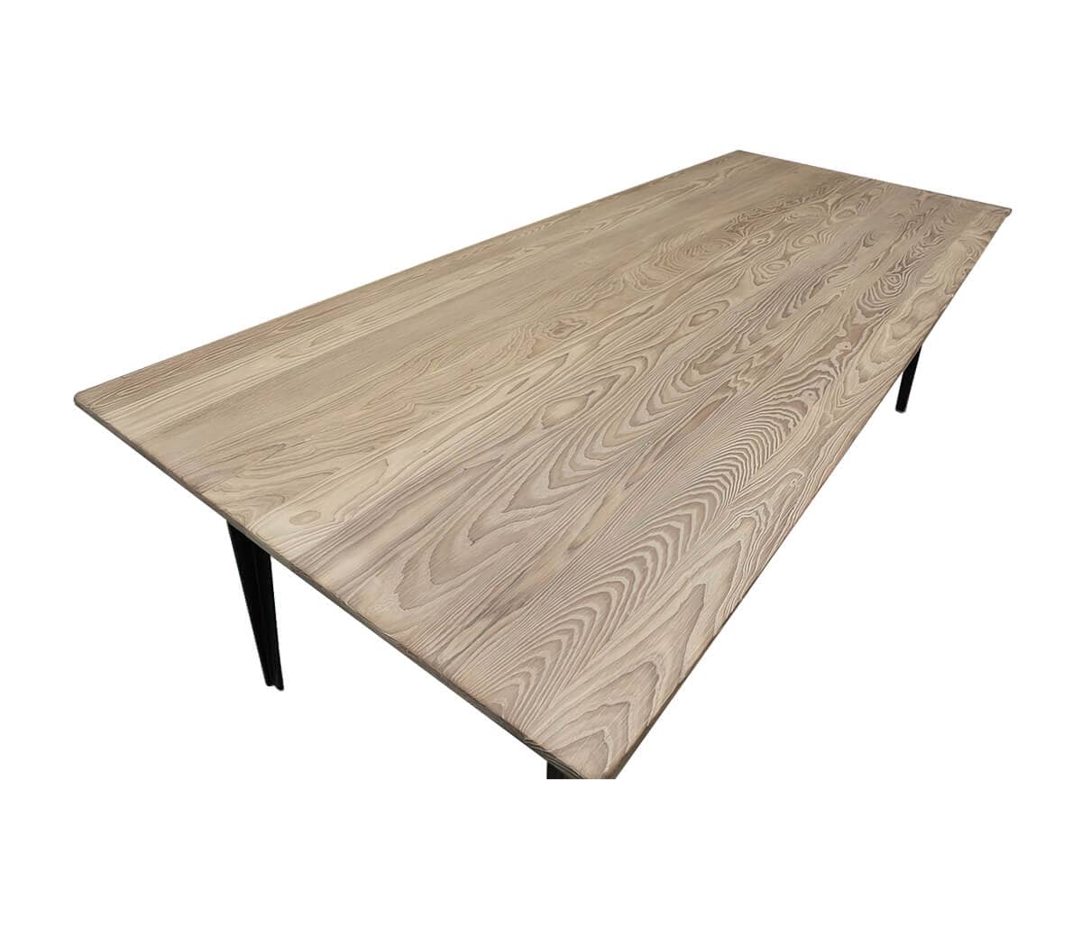Houten-tafel-met-ijzeren-onderstel-