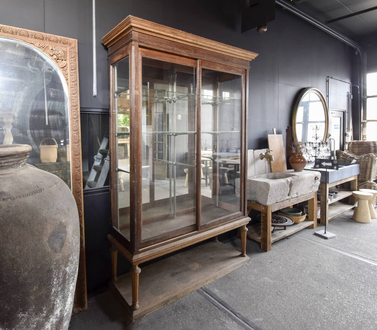 Antieke-vitrinekast
