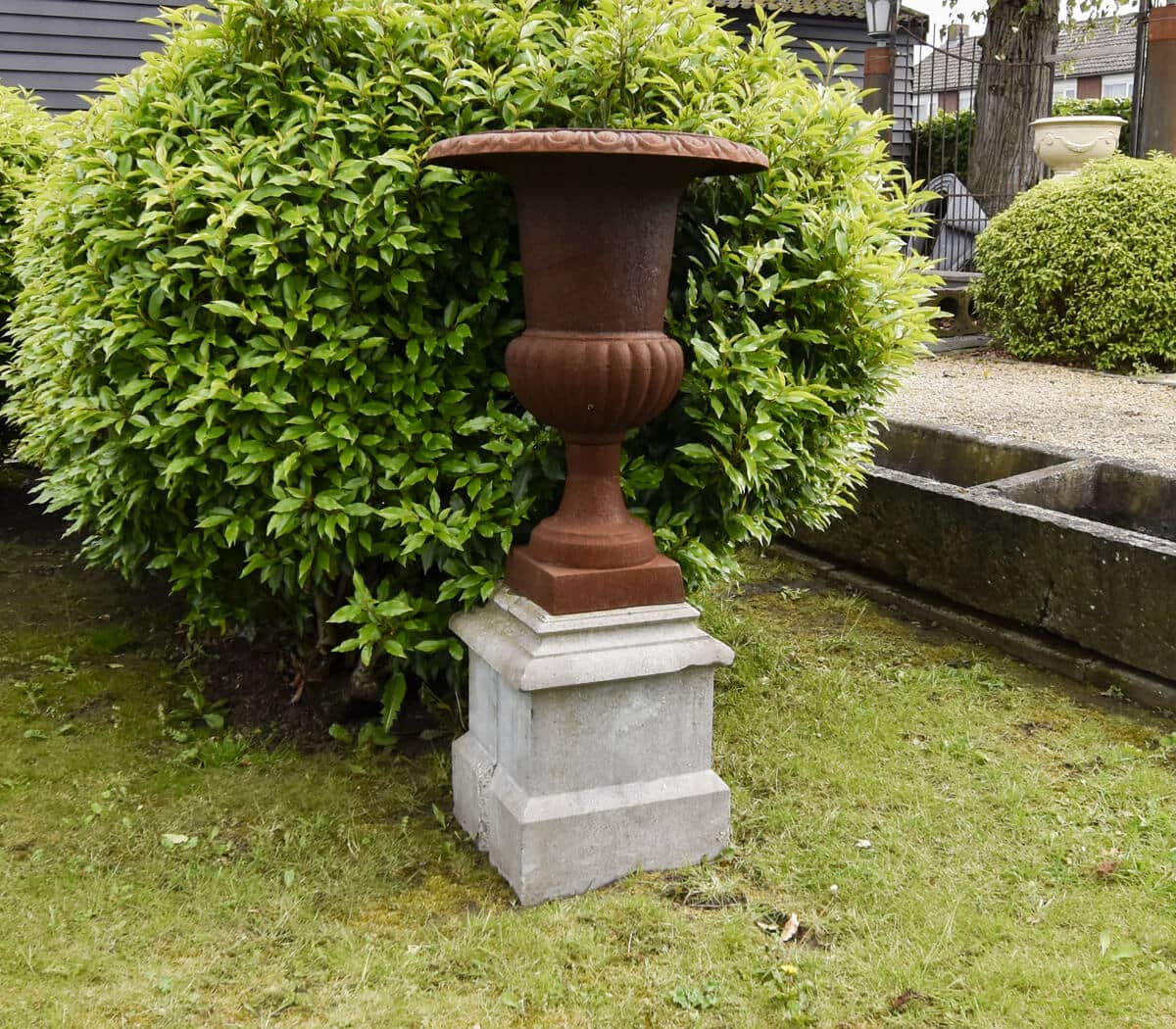 IJzeren-vaas-op-sokkel