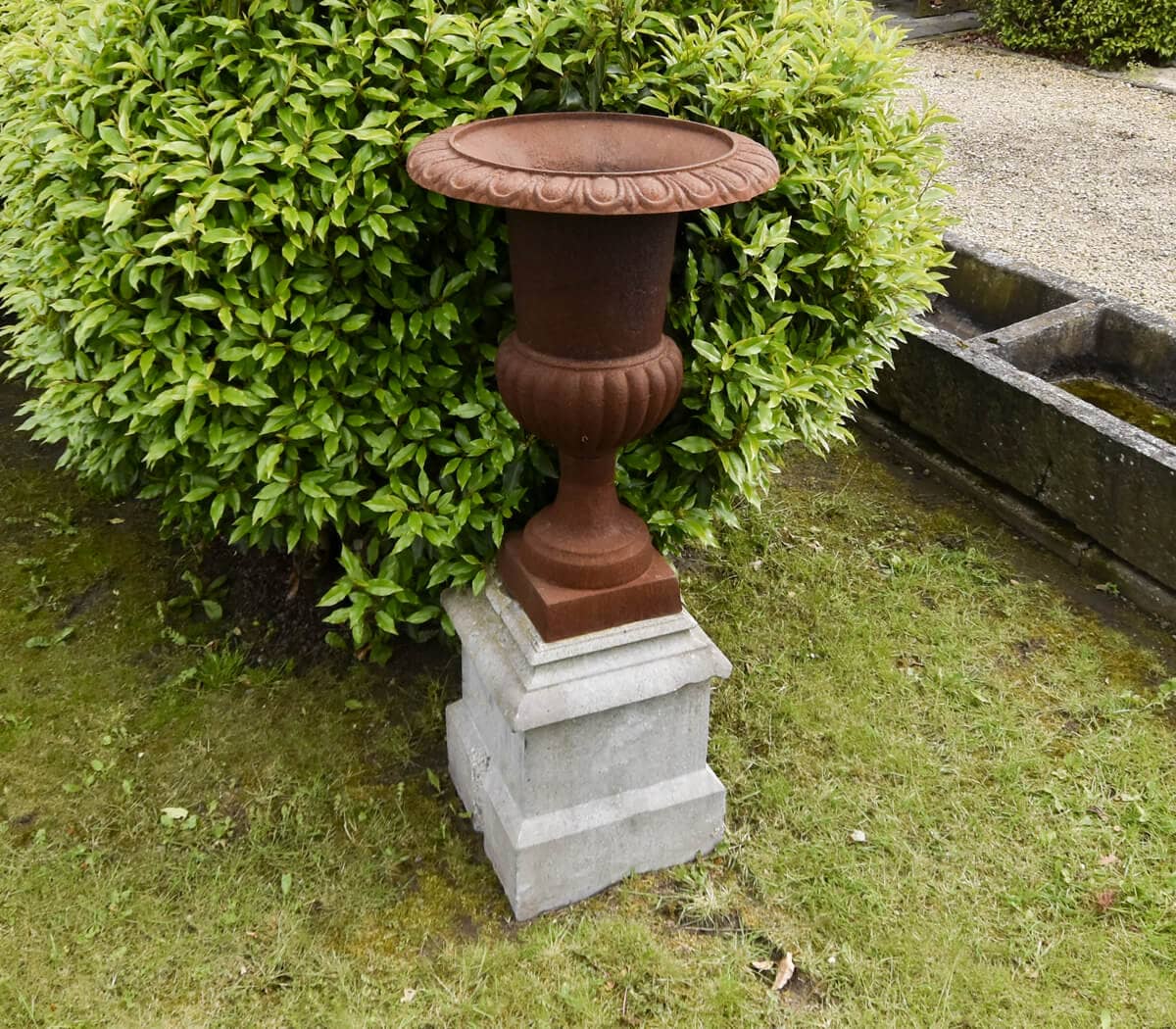 IJzeren-vaas-op-sokkel