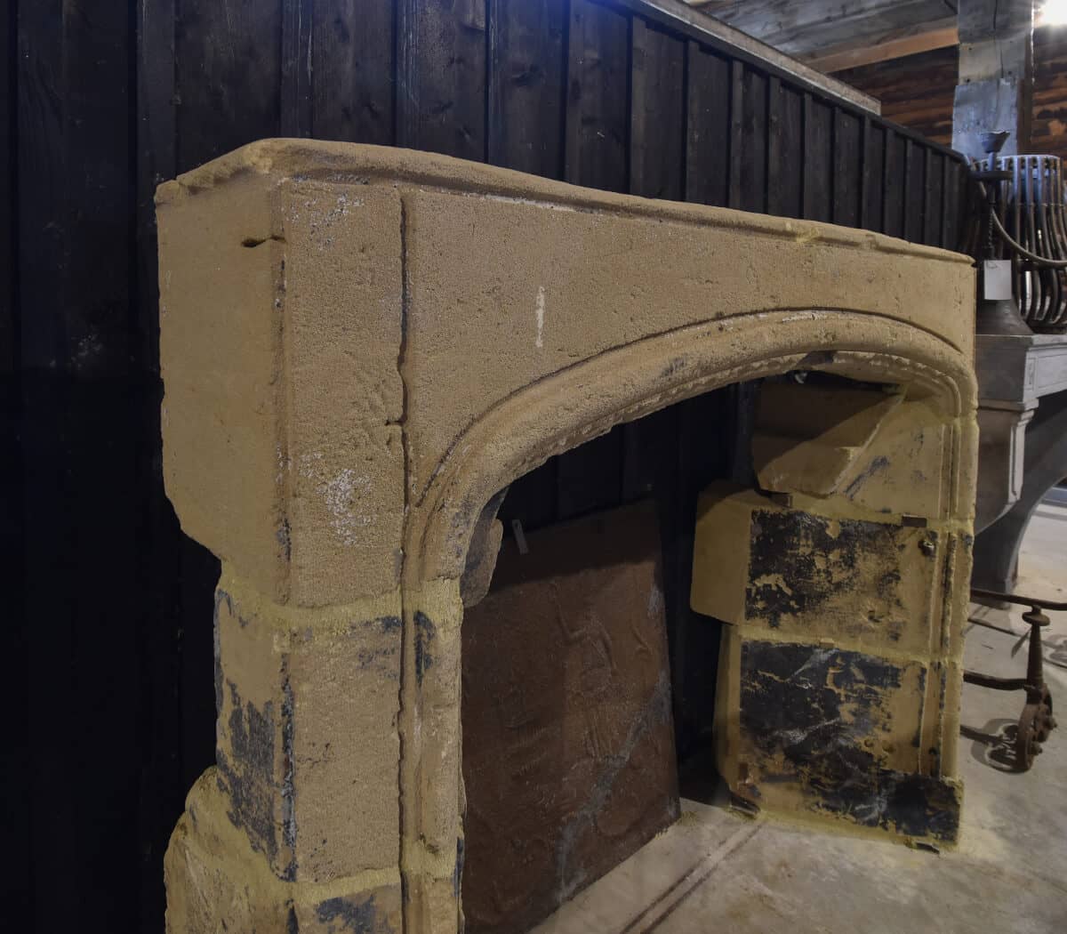 Zandstenen-voorzetschouw