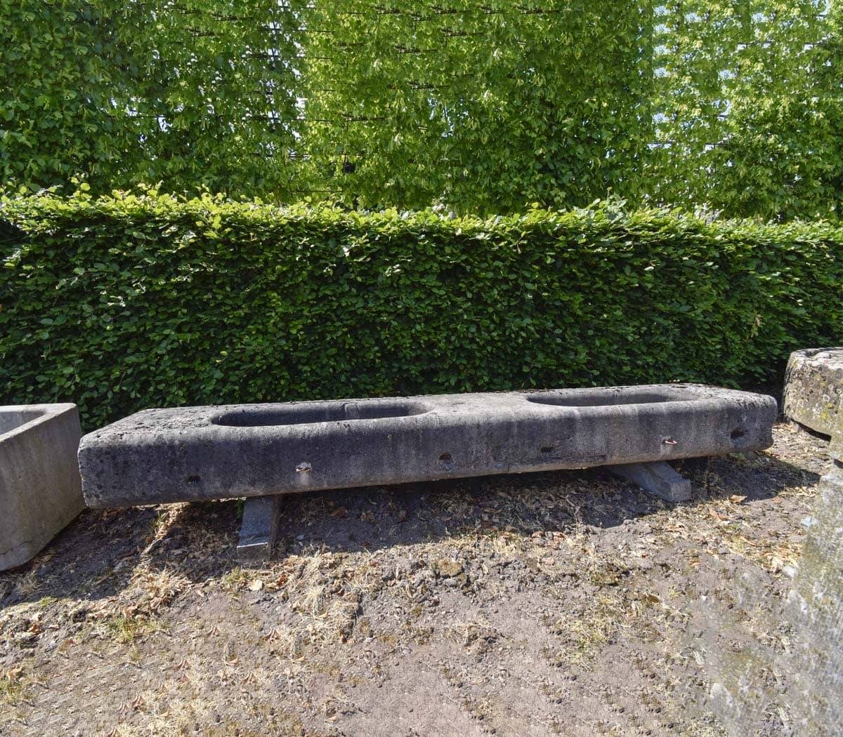 Hardstenen-dubbele-trog