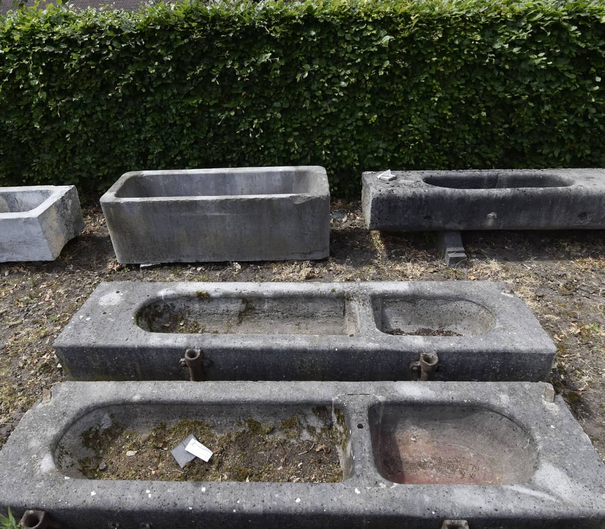 Hardstenen-dubbele-trog