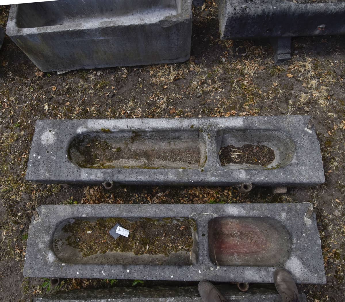 Hardstenen-dubbele-trog