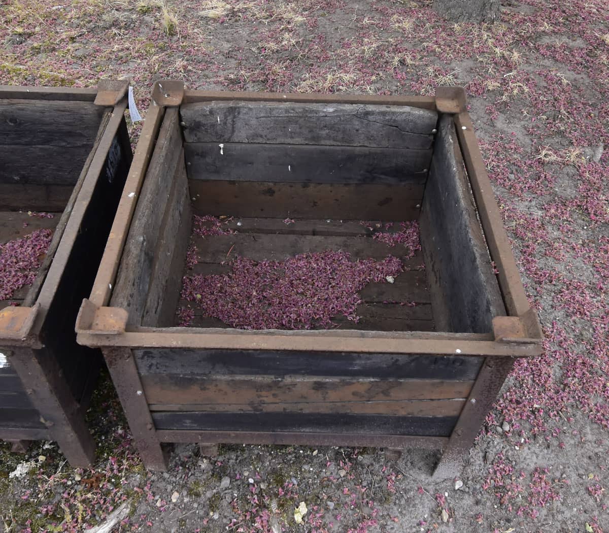 IJzer-met-houten-plantenbak