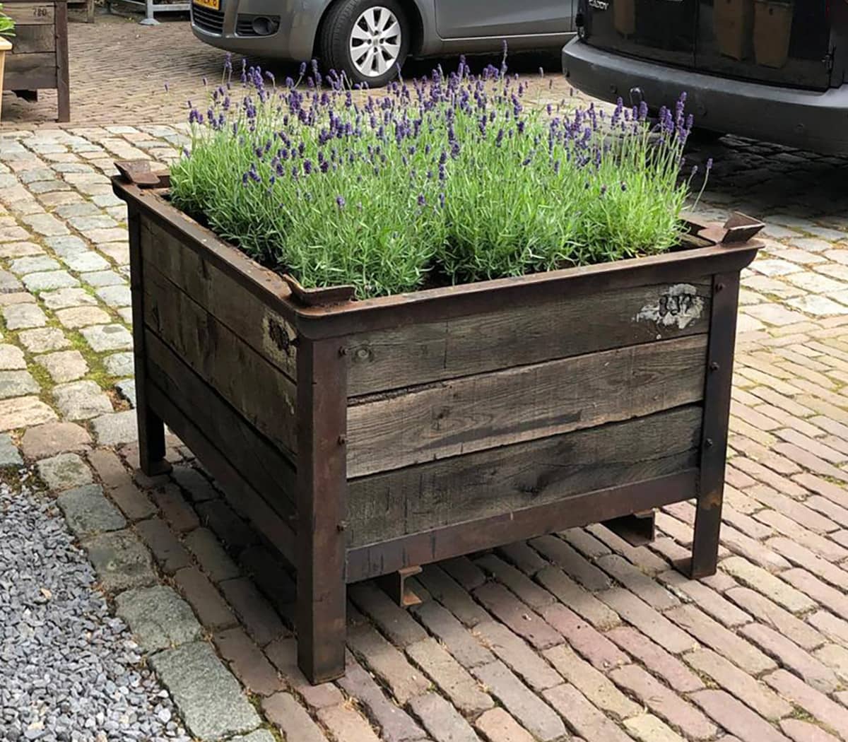 IJzeren-met-houten-plantenbak