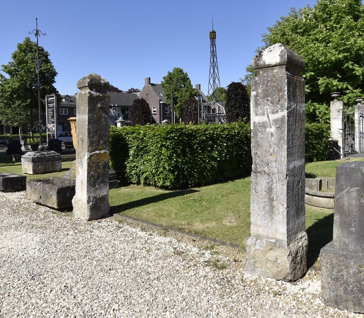 Set-natuurstenen-poortpalen