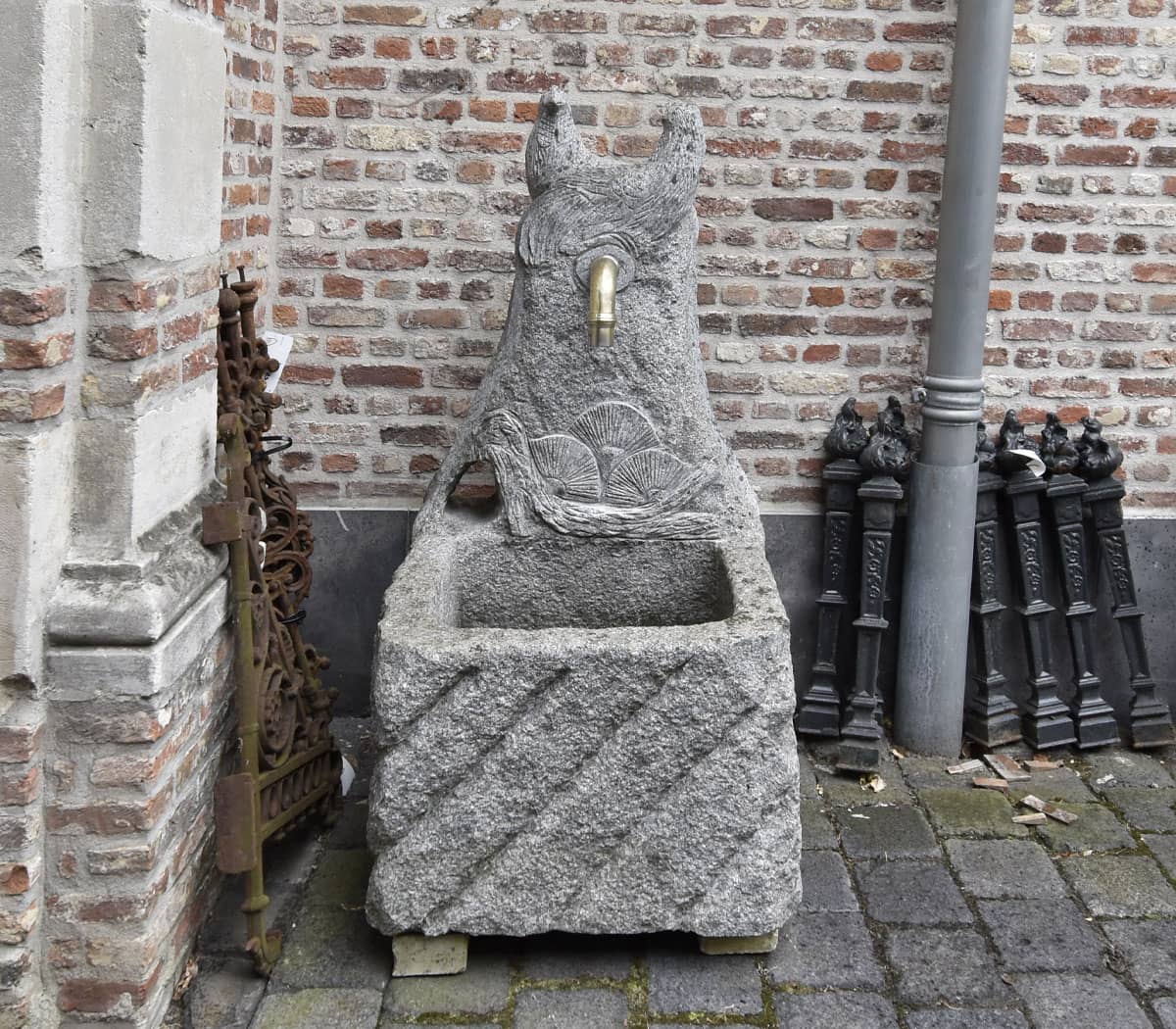 Fontein-met-kippen-en-spuwer