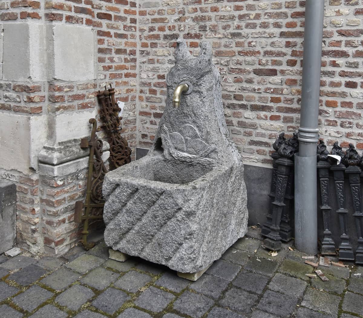 Fontein-met-kippen-en-spuwer