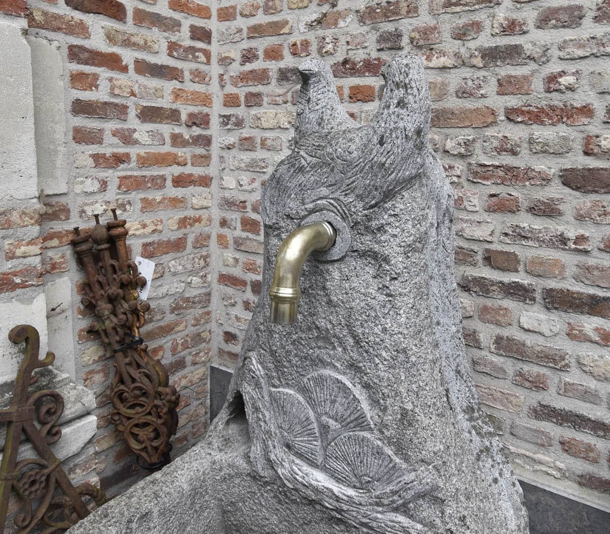 Fontein-met-kippen-en-spuwer