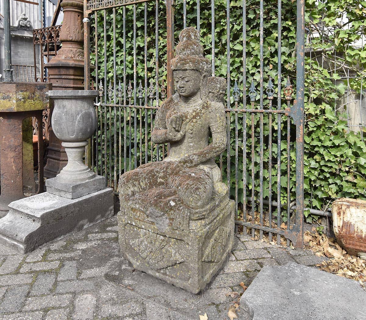 Lavastenen-Boeddha-beeld