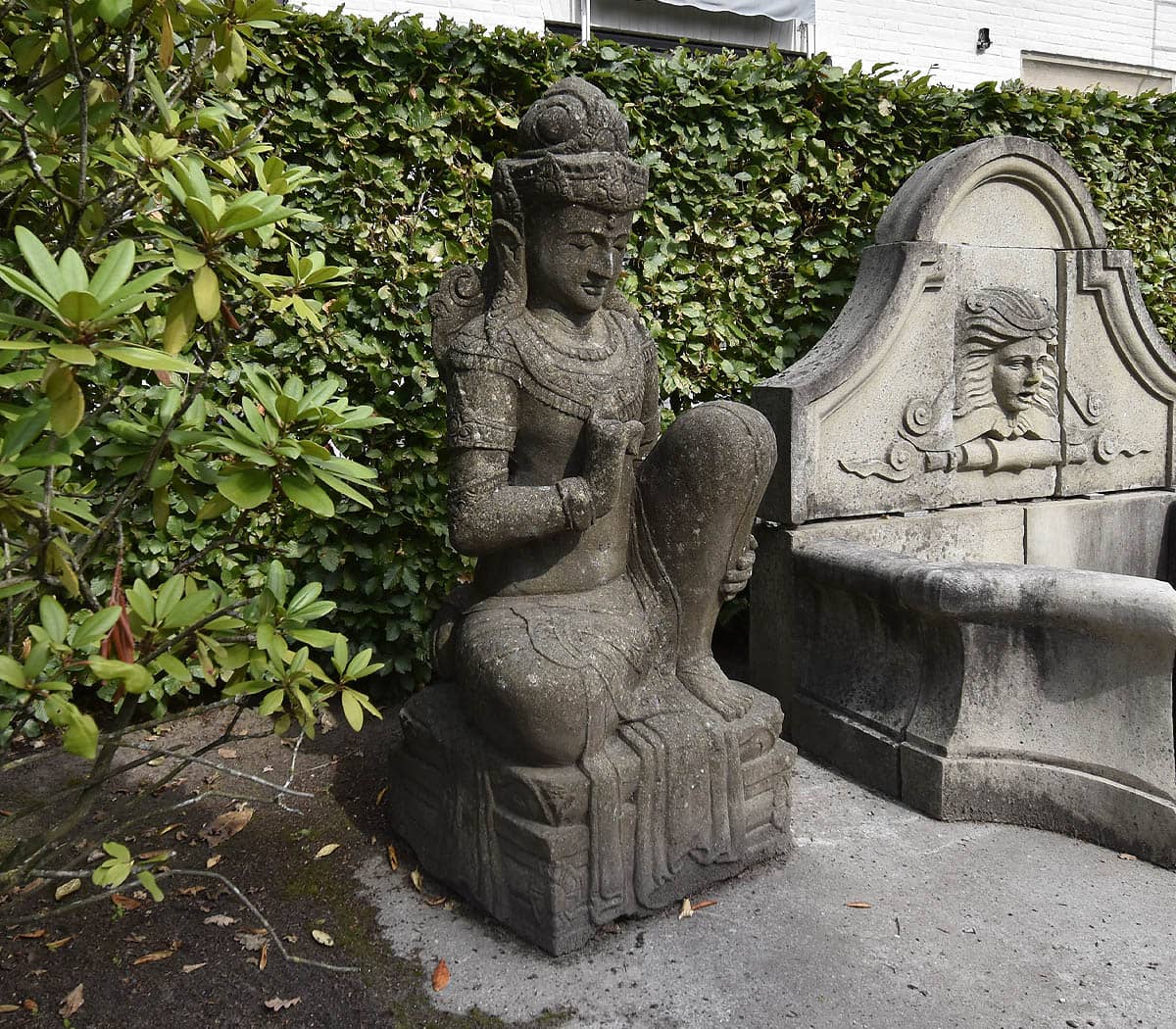 Lavastenen-Boeddha-beeld