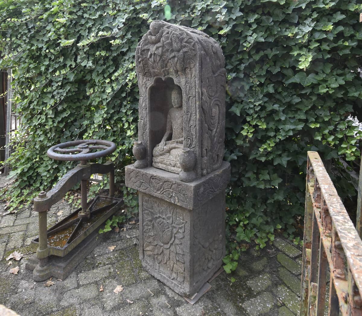Nisje-op-sokkel-met-boeddha-beeld