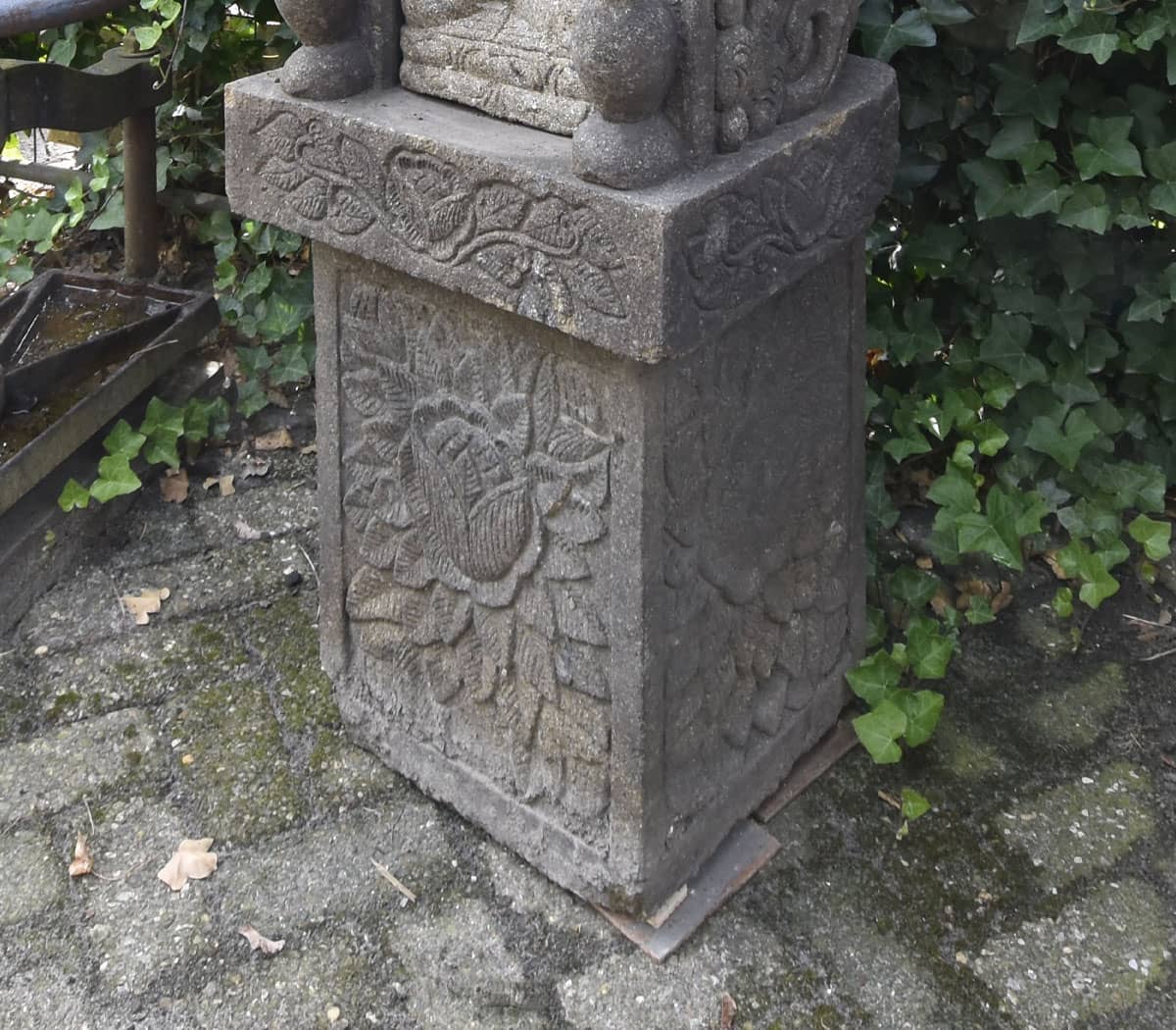 Nisje-op-sokkel-met-boeddha-beeld